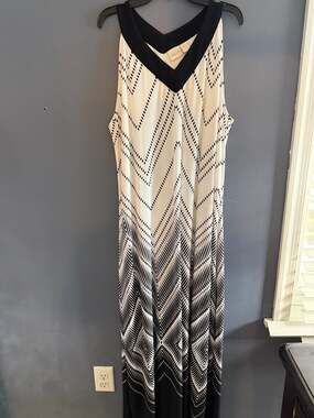 Chico's Black and White Chevron Geometric Print V-Neck Sleeveless Maxi Dress Siz